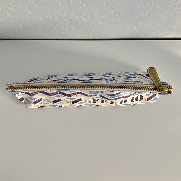 NWOT Clarins Feed 10 Canvas Makeup Cosmetics Bag Pouch Blue and Cream - Picture 14 of 15